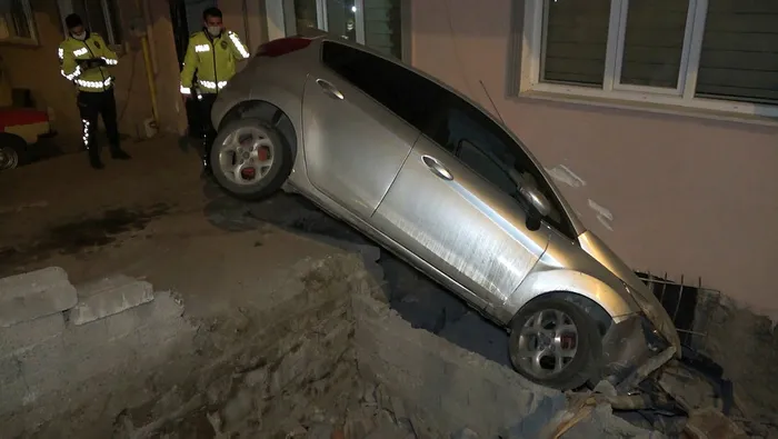 Kırıkkale'de otomobil apartmana daldı! Mahalleli "deprem oldu" sandı - 1