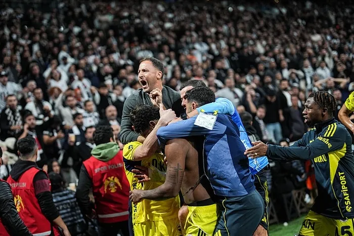 fenerbahceden-tarihi-geri-donus-istanbulda-nefes-kesen-derbi-besiktas-2-3-fenerbahce-mac-sonucu-1762111285036.jpeg Jhon Duran, Süper Lig'de 8 maç sonrası süre alırken galibiyet golünü attı. (AA)