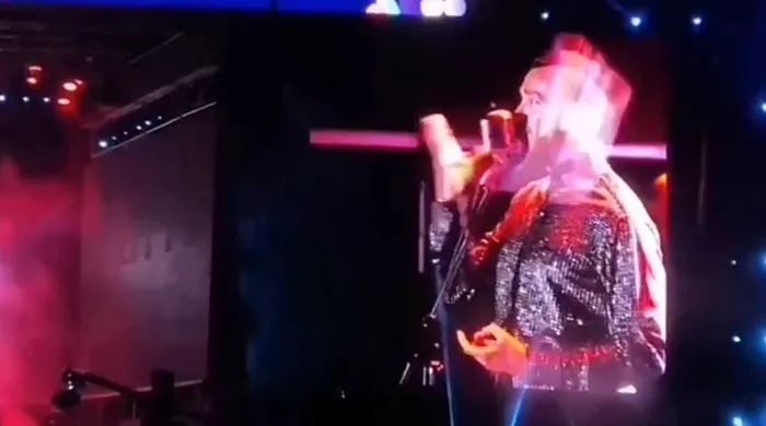 1720334991172.jpg Van'da önce Bengü şimdi de Cem Adrian'a pet şişeli saldırı! Ünlü şarkıcıdan flaş sözler: Bir gül bahçesinde gibiydim... - 1