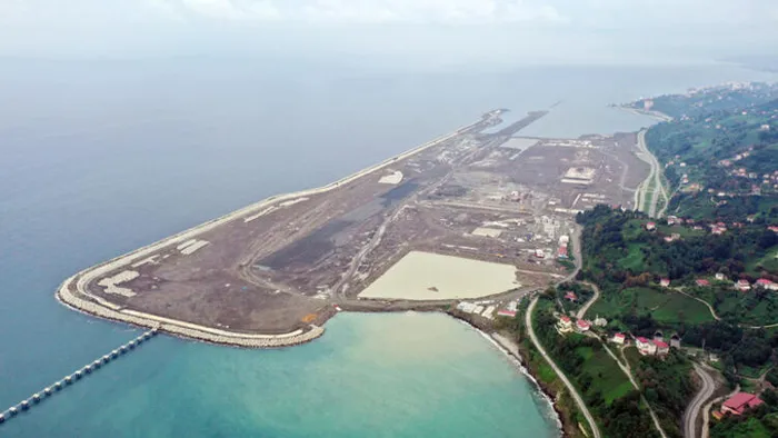 Başkan Erdoğan temelini atmıştı! Türkiye’nin denize dolgu ikinci havalimanına ilk uçağın iniş tarihi belli oldu