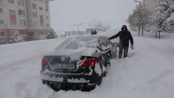 Van'da kar yağışı şehri ele geçirdi! Uçaklar rötar yaptı 56 yerleşim yerinin yollar kapandı - 3