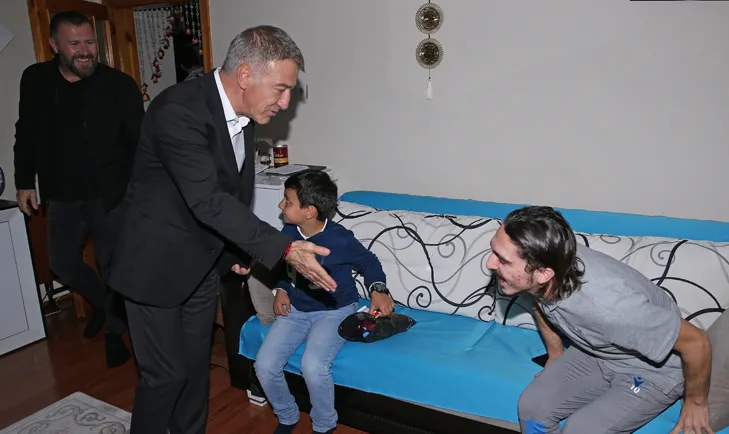 Ahmet Ağaoğlu Abdülkadir Ömür’ü ziyaret etti sosyal medya yıkıldı