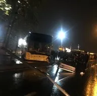 İETT otobüsü aydınlatma direğine çarptı
