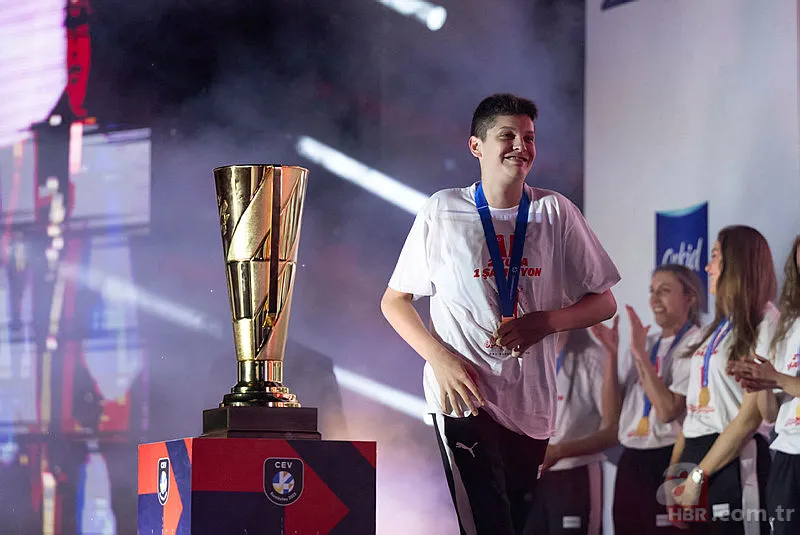 Filenin Sultanları Avrupa zaferini doyasıya kutladı! Melissa Vargas "Malatya bulunmaz eşin" türküsüyle coştu! İşte o anlar... 14