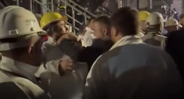 Bartın’daki maden faciasında acı an! Babasını mesai arkadaşının omzunda ağlayarak bekleyen genç izleyenleri duygulandırdı