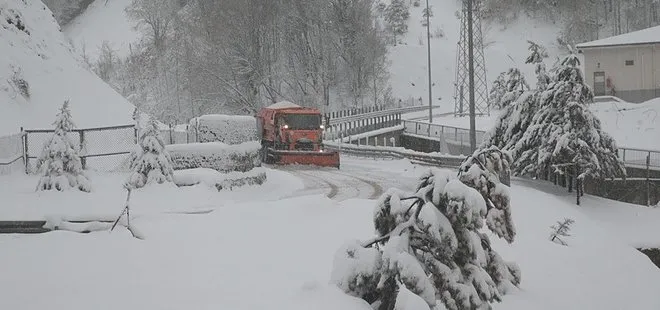 Bolu Dağı'nda kar yağışı etkili oluyor