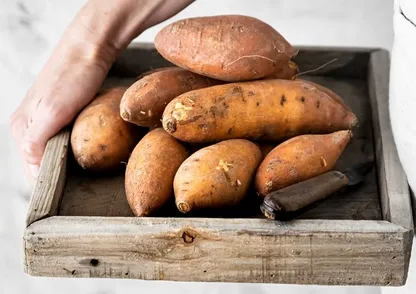 Çöp değil, şifa kaynağı! Bu sebzenin hiçbir kısmını atmayın! Meğer kansere bile...