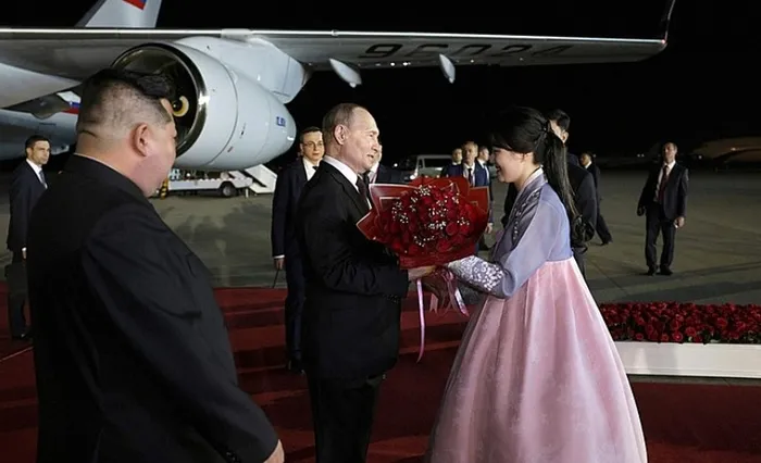 putin-kuzey-korede-24-yil-sonra-bir-ilk-resmi-ziyaretle-karsilandi-1718746427644.jpg Putin Kuzey Kore'de! 24 yıl sonra bir ilk: Resmi ziyaretle karşılandı - 2