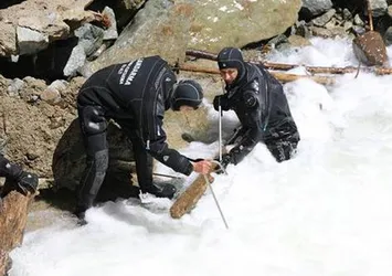 Kayıp gazeteciyi arayan 2 asker şehit oldu