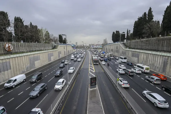 İstanbul’un rengi soldu! İBB’nin söktüğü dikey bahçeler yerini gri duvarlara bıraktı