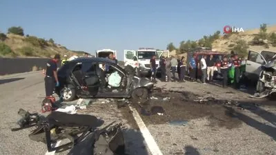 2 araç çarpıştı: 4 kişi öldü