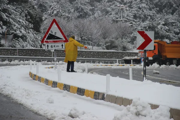 izmire-nisan-kari-kar-kalinligi-15-santimetreye-ulasti-1617274492474.jpg İzmir'e nisan karı! Kar kalınlığı 15 santimetreye ulaştı - 1