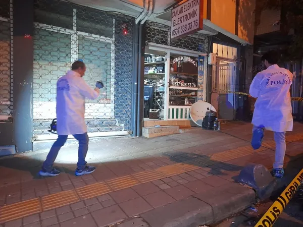 silahli-saldirida-yaralanan-kocasini-gorunce-kalp-krizi-gecirdi-1690503266234.jpg Silahlı saldırıda yaralanan kocasını görünce kalp krizi geçirdi - 1