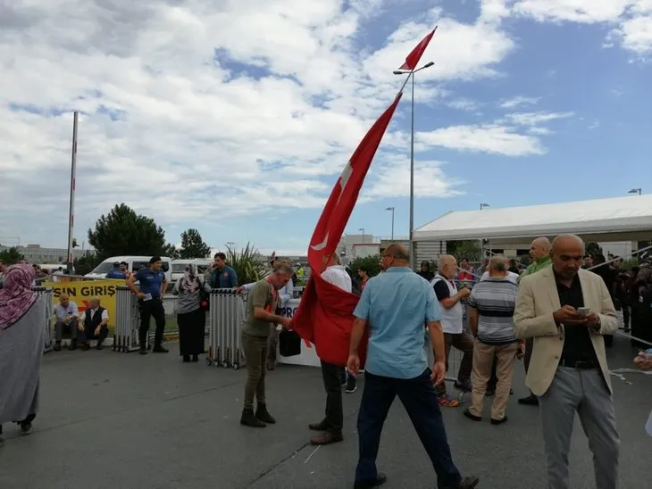 Eline bayrağı alan Atatürk Havalimanı’na gidiyor!