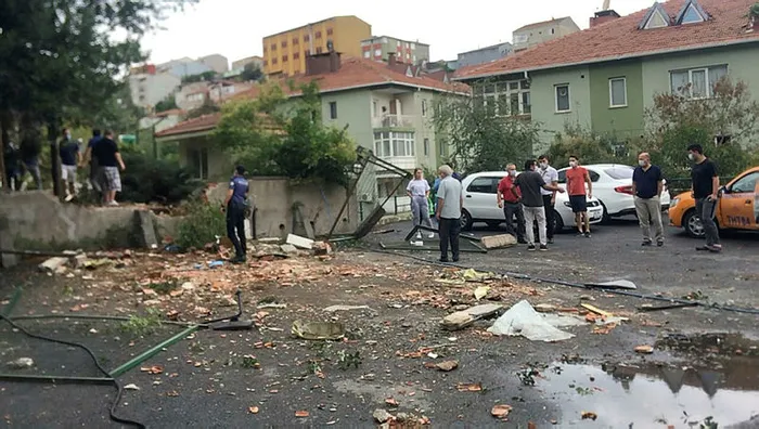 Son dakika: Sarıyer'de çöp kamyonu dehşeti! Evin bahçesine girdi - 4