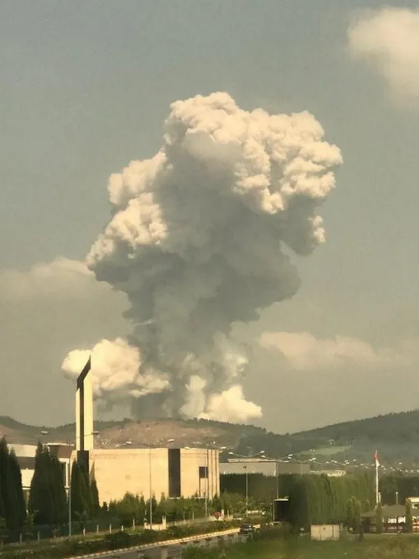 Son dakika: Sakarya Hendek’te havai fişek fabrikasında patlama! A Haber ekipleri patlama bölgesinde! İşte ilk görüntüler