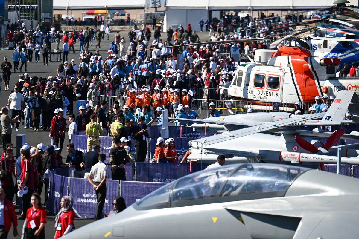 Festival alanına ulaşım için kent merkezinden otobüs seferleri düzenleniyor. (A Haber Foto Arşivi)