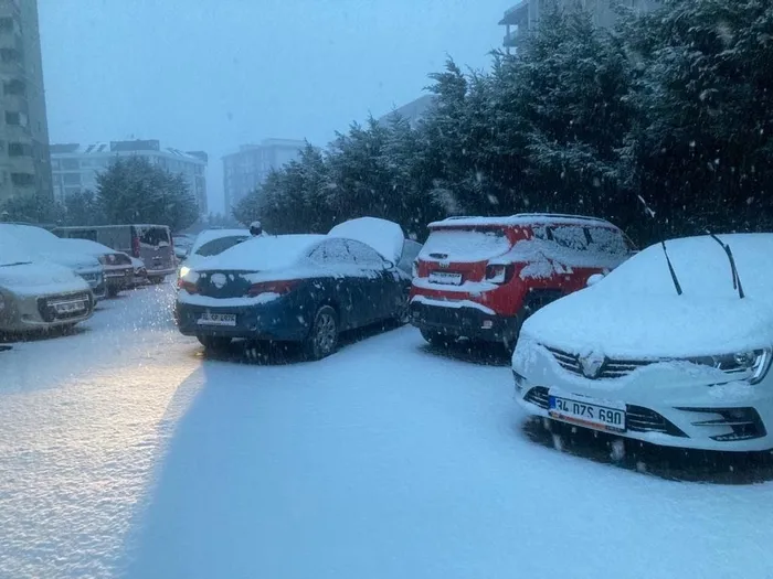 Meteoroloji peş peşe uyarmıştı! Aybar kar fırtınası İstanbul'u beyaza bürüdü! | İstanbul'da kar yağışı ne kadar sürecek? İşte son dakika kar haberleri - 3