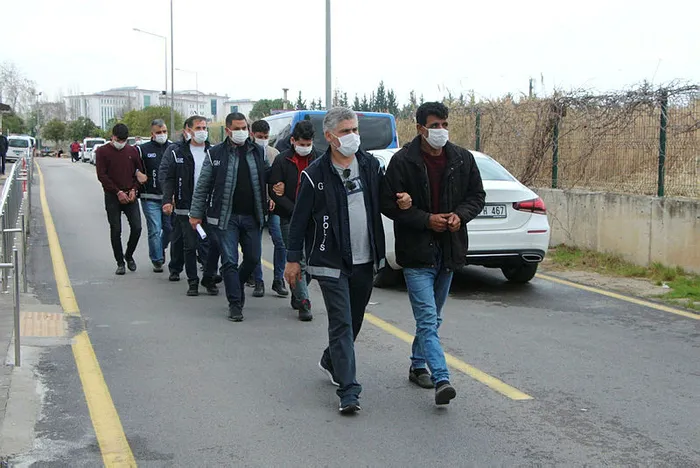 Son dakika: Göçmen tacirlerine MİT-polis operasyonu: 7 kişiden 5’i tutuklandı