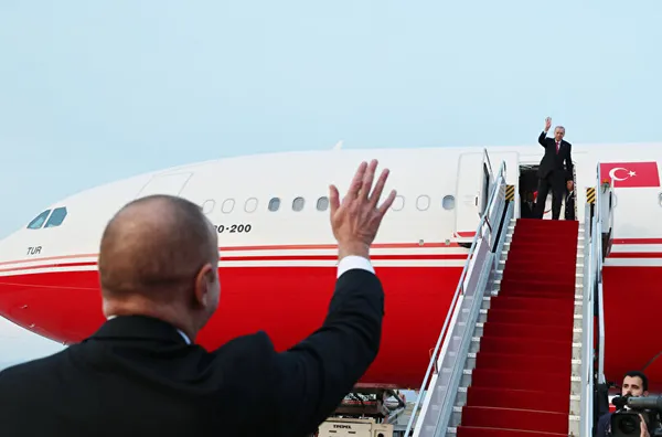 İlham Aliyev Başkan Erdoğan’ı Nahçıvan’dan el sallayarak uğurladı!