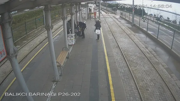 1618369799068.jpg Tramvay durağında can pazarı! Özel güvenlikten kritik müdahale - 4