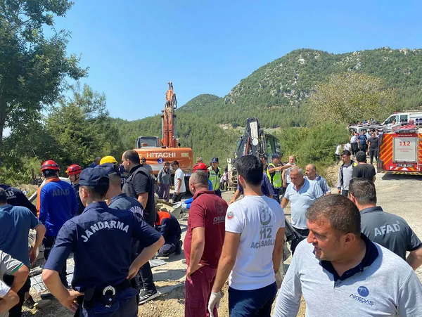 son-dakika-freni-bosalan-arac-dehset-sacti-cenaze-namazi-kilanlarin-arasina-daldi-1694251335446.jpg Son dakika! Kahramanmaraş'ta katliam gibi kaza: Cenaze namazı kılanların arasına daldı - 6