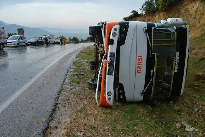 Adana'da öğrenci servisi devrildi: 15 yaralı - 2