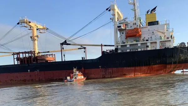 tuna-nehrinde-mayina-carpan-gemi-karaya-oturdu-turk-denizcilerin-saglik-durumuna-dair-aciklama-1703772184457.jpg Tuna Nehri’nde mayına çarpan gemi karaya oturdu! Türk denizcilerin sağlık durumuna dair açıklama - 1