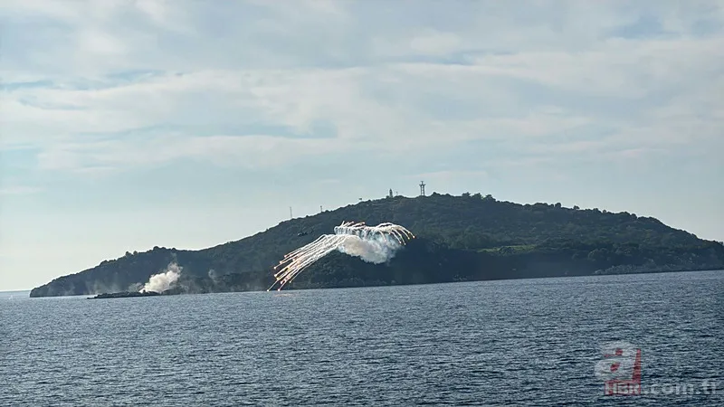 Mavi Vatan’da nefes kesen anlar! SAT timleri adaya bayrak dikti 4