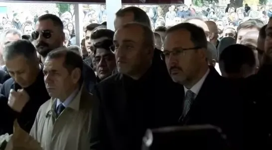 abdurrahim-albayrakin-avmnin-4uncu-katindan-duserek-olen-torunu-batuhan-bostanci-son-yolculuguna-ugurlaniyor-a-1669036149661.jpg Abdurrahim Albayrak'ın AVM’nin 4.’üncü katından düşerek ölen torunu Batuhan Bostancı son yolculuğuna uğurlanıyor... Ailenin acısı boğazları düğümledi - 4