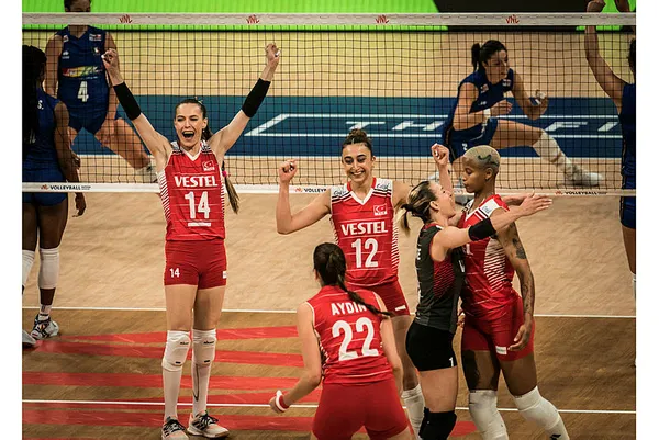 Milli Kadın Voleybol Takımı İtalya’yı 3-0 yenerek yarı finale çıktı
