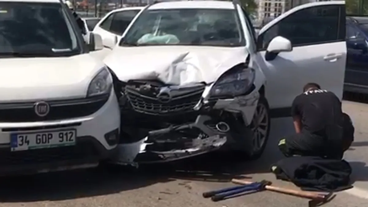 Direksiyon başında bilincini kaybetti, 3 otomobile çarptı