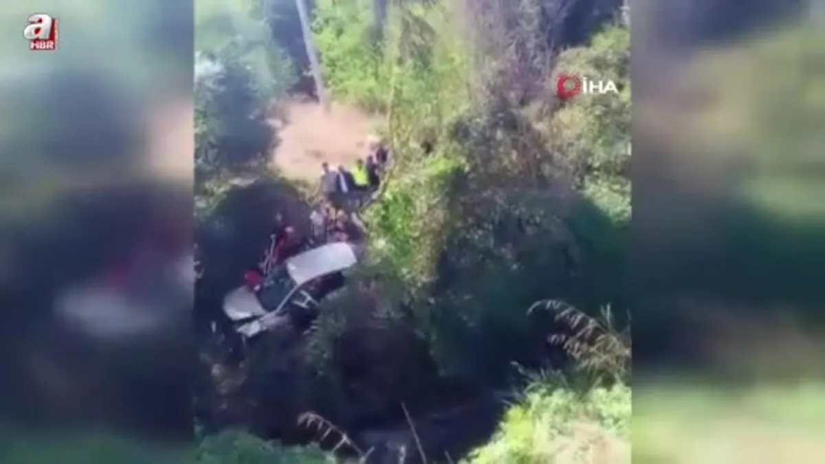 Seyir halindeyken tekerleği çıkan araç şarampole uçtu: 1'i ağır 2 yaralı