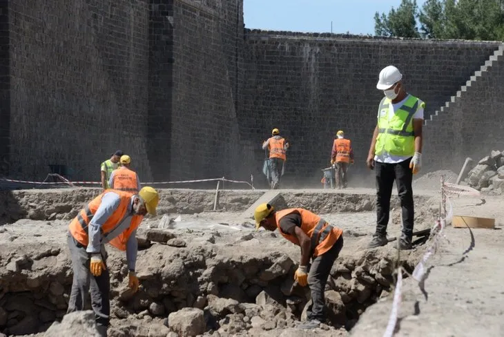 Diyarbakır’da bulunan Amida Höyük’teki Roma Sarayı’nın ’Kral yolu’ gün yüzüne çıkarıldı