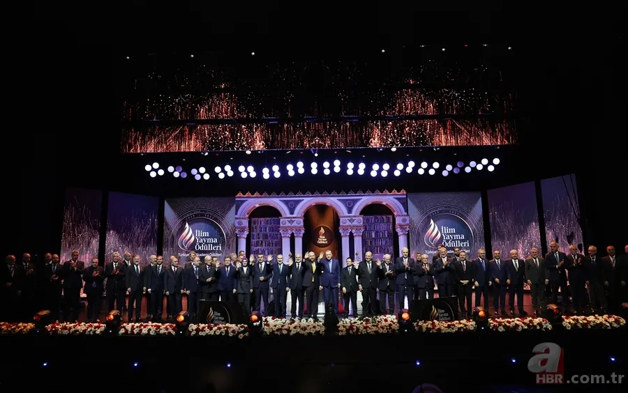 AKM’de bilim gecesi: İlim Yayma Ödülleri sahiplerini buldu 3