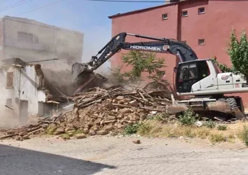 Bilecik'te metruk binalar yıkılıyor