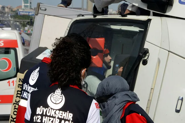 İstanbul’da feci kaza! Yan yatan araçtaki yaralıya ekipler hemen müdahale etti - 1