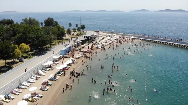 hafta-sonu-istanbullular-caddebostan-plajina-akin-etti-1627818863937.jpg