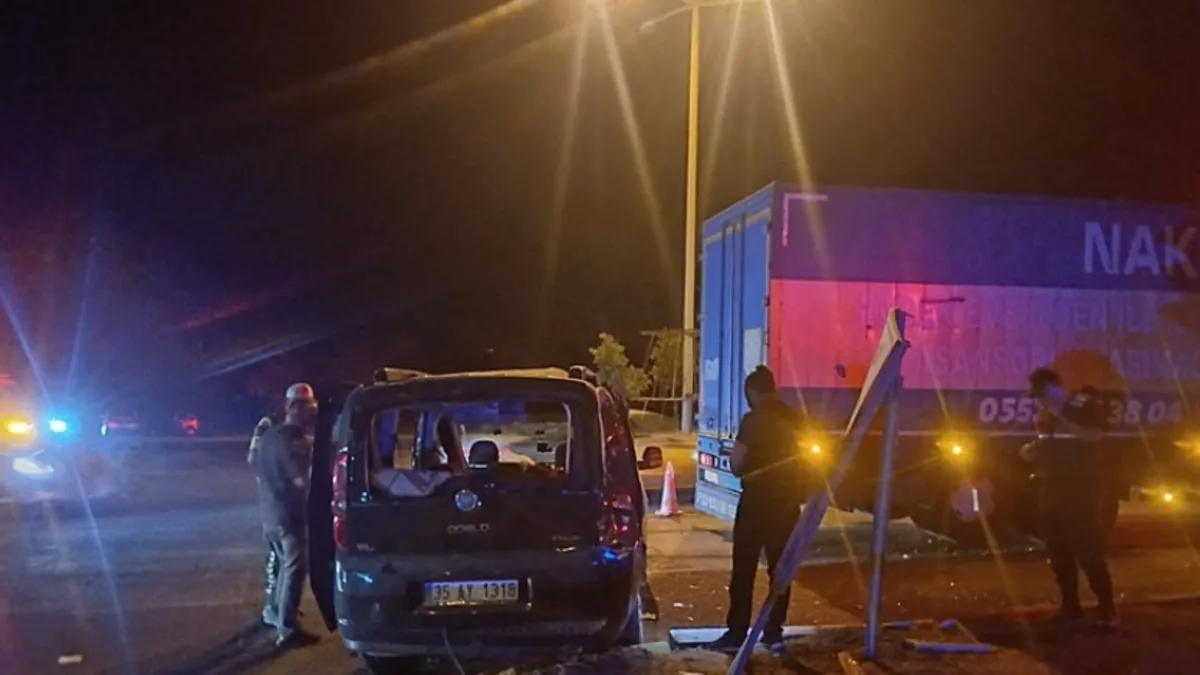 Manisa'da kamyonla hafif ticari araç çarpıştı: 1 ölü 8 yaralı