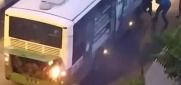 Seyir halindeki yolcu otobüsü alev aldı! Batman'da korku dolu o anlar - 1
