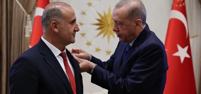 İYİ Parti'den istifa eden İncirliova Belediye Başkanı Aytekin Kaya AK Parti'ye katıldı! Rozet Başkan Erdoğan'dan...