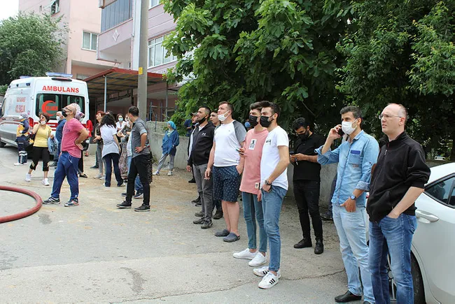 kocaelide-yanginda-evleri-yanan-genc-cift-birbirini-boyle-teselli-etti-1622205585218.jpg Kocaeli’de yangında evleri yanan genç çift birbirini böyle teselli etti - 3