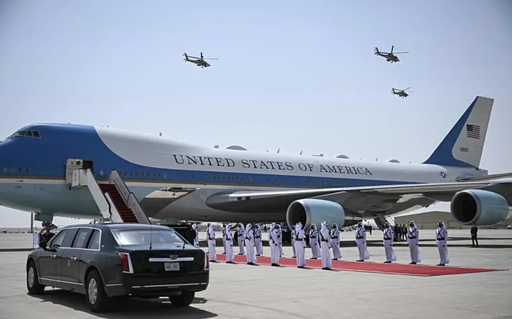 Katar’dan Trump’a gökyüzünde servet: Doha’nın hediye ettiği 747’nin ayrıntıları ortaya çıktı! Lüks için güvenliğini ikinci plana mı atacak?