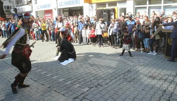 chp-il-baskani-turk-kadinina-vurulan-zinciri-savundu-1631680365390.jpeg CHP Balıkesir İl Başkanı Serkan Sarı Türk kadınına vurulan zinciri savundu! - 1