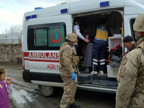 Mehmetçik ve sağlık ekipleri, evinde rahatsızlanan yaşlı kadın için seferber oldu - 1