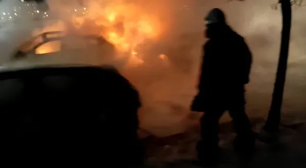 istanbulda-dogal-gaz-borusu-patladi-3-arac-alev-aldi-1674846860058.jpg İstanbul'da doğal gaz borusu patladı: 3 araç alev aldı - 1