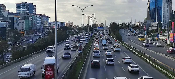 İstanbul’daki trafik çilesine yarım mesai de çare olmadı