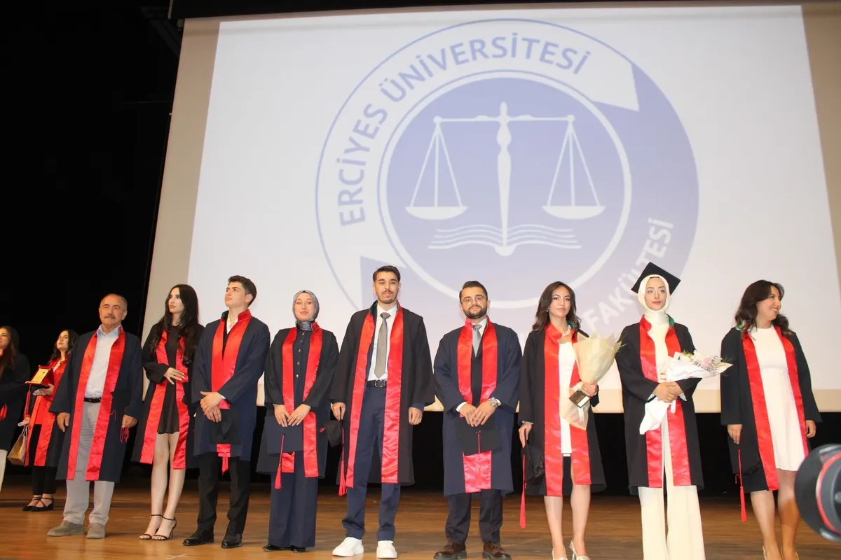 Emekli öğretmen 79 yaşında avukat oldu - 2