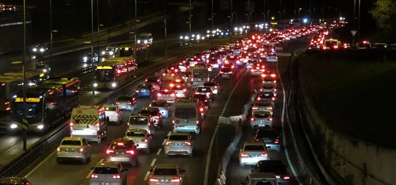 Son dakika: 56 saatlik kısıtlama sonrası 15 Temmuz Şehitler Köprüsü'nde trafik yoğunluğu