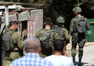 Katil İsrail Filistinlilere ateş açtı: 3 yaralı